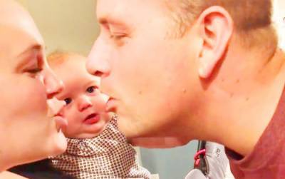 "Не трожь, это моя мама!": реакция малышей на поцелуй родителей рассмешила сеть