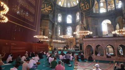 В преобразованной из музея в мечеть Айя-Софии в Турции впервые за 86 лет провели пятничный намаз