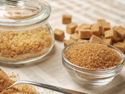 Диетологи объяснили, почему стоит заменить белый сахар коричневым