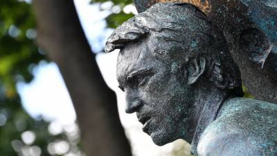 Сын Высоцкого назвал «долбаками» недовольных обновленным памятником поэта