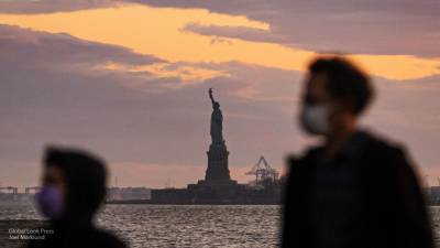 Бьющая в статую Свободы в Нью-Йорке молния попала на видео
