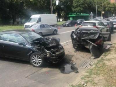 В Харькове столкнулись 5 авто: пострадали мужчина и женщина
