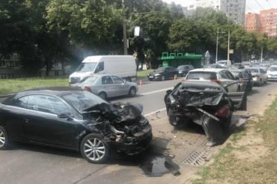 В Харькове сразу пять авто попали в ДТП: в больнице оказались два человека
