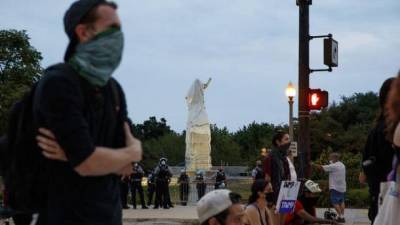 Власти Чикаго демонтировали две статуи Колумба по требованию протестующих