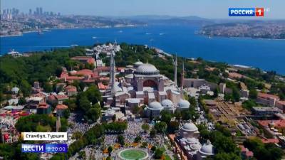Православные иконы закрыли шторами: мусульманская молитва в соборе Святой Софии продлится сутки