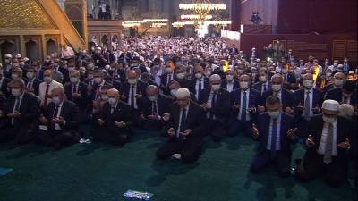 В переделанную в мечеть бывшую Святую Софию в Стамбуле пришли 350 тысяч мусульман