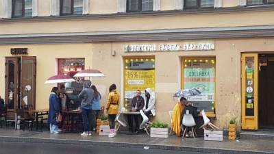 Петербуржцы провели дождливую пятницу на верандах кафе