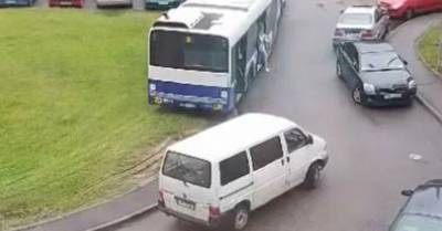 ВИДЕО: автобус объехал тесную улицу по траве