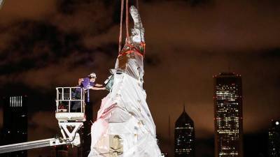 В Чикаго демонтировали две статуи Христофора Колумба из-за протестов