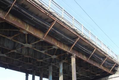 Аварийный мост над железнодорожными путями демонтировали в Подгоренском районе