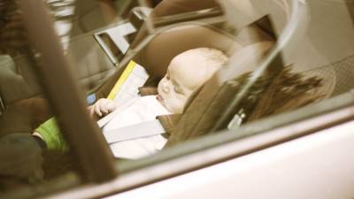 Маленькие заложники: почему нельзя оставлять ребенка в машине