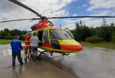Винтокрылая «скорая» доставила двух пациентов из Ленобласти в больницу