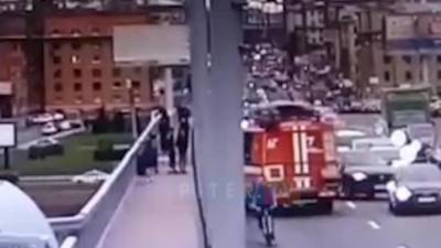 Человека удалось спасти от прыжка с моста Александра Невского
