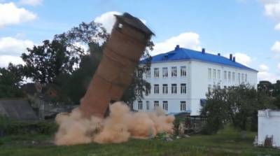В Пружанах взрывом демонтировали аварийную водонапорную башню