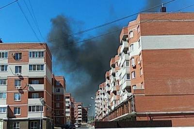 Высокий столб дыма от пожара поднялся на юге Волгограда