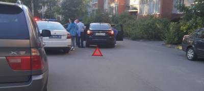 Трехлетний мальчик попал под колеса автомобиля во дворе Петрозаводска