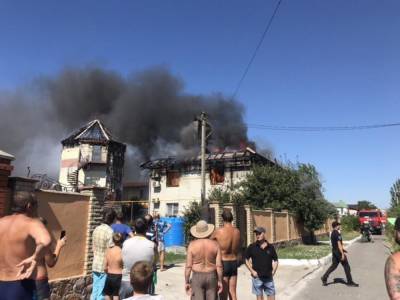 В Бердянске горит гостиница