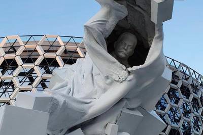 В Казани установили кощунственный памятник, головы Ленина и Сталина разбросаны хаотично в куче мусора