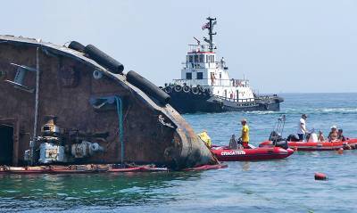 На пляжах Одессы запрещено купаться: из затонувшего танкера выливается нефть