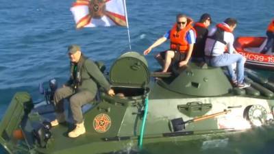 Спасение тонущих участников патриотической акции в Крыму сняли на видео