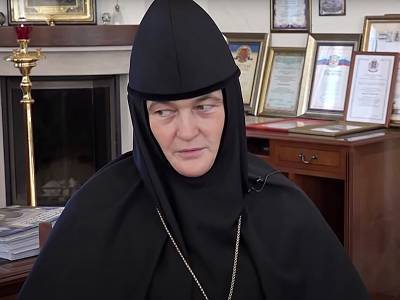 Патриарх Кирилл благословил игуменью Феофанию на продажу "Мерседеса"