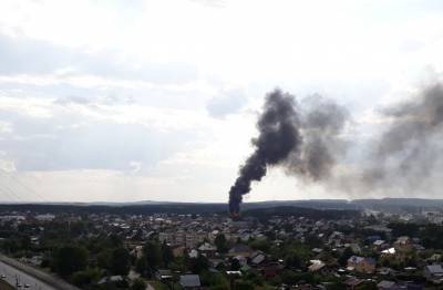 В Екатеринбурге загорелся трехэтажный дом в цыганском поселке