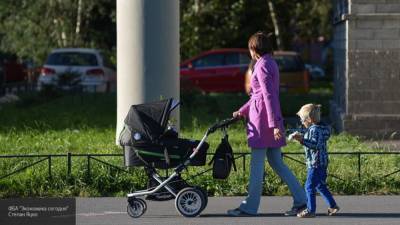 Жительницу Красноярска затравили в Сети из-за прогулки с больным сыном "на поводке"