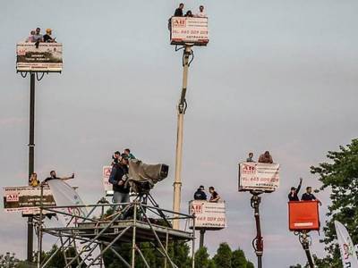 Не нарушая социальной дистанции: В Польше фанаты гонок оригинально обошли правила карантина