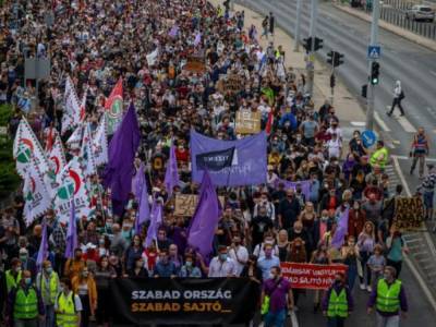 Тысячи людей вышли на протест в Венгрии против ограничения свободы СМИ