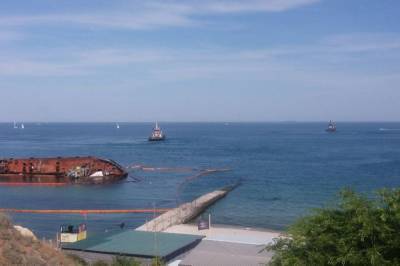 Скандальный танкер Delfi опять не смогли убрать с одесского пляжа: видео обрыва троса