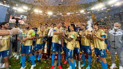 Футболисты "Зенита" разбили Кубок России во время празднования