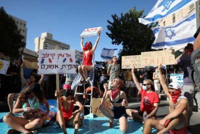 У резиденции премьер-министра Израиля протестующие устроили пляжную вечеринку (ФОТО)
