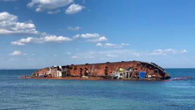 В Одессе потерпела неудачу очередная попытка поднять затонувший танкер Delfi