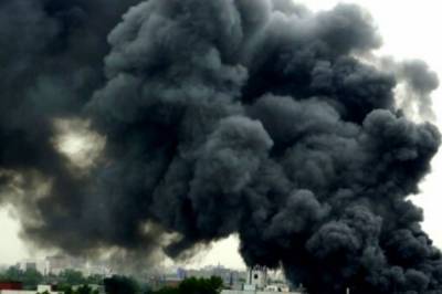 Возле Донецка вспыхнул сильный пожар: небо затянуло черным облаком дыма (видео)