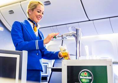 KLM начнет предлагать на борту самолетов разливное пиво
