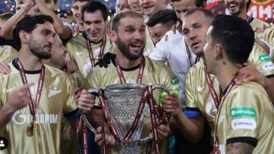 Футболисты "Зенита" разбили завоеванный Кубок России, уронив его на газон
