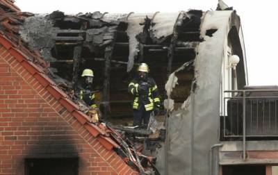 В Германии самолет упал на жилой дом: есть погибшие