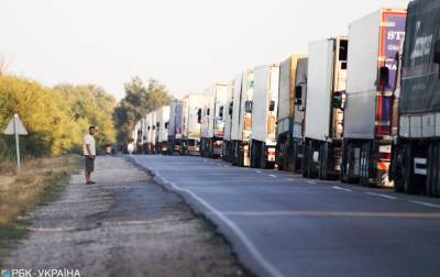На границе Украины с Польшей образовались большие очереди из грузовиков