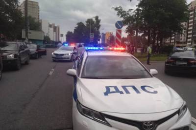 Авария с участием трех легковых автомобилей и грузовика произошла в Москве