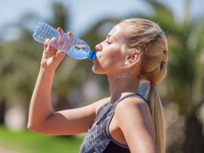 Сколько воды нужно пить летом: ответ Минздрава
