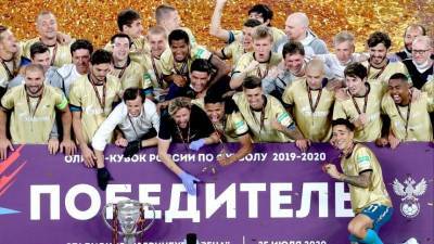Фанаты «Зенита» встретили игроков после победы в Кубке России — видео