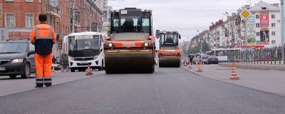 К октябрю в Октябрьском районе Омска отремонтируют три дороги