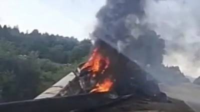 На Сахалине грузовик сгорел, упав в кювет — нетрезвый водитель сумел спастись