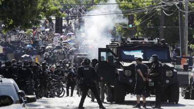 Полиция едва сдерживает массовые протесты в США, Трамп недоволен