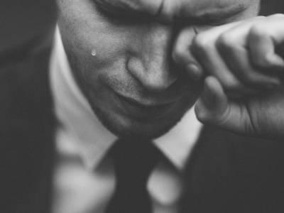 Психиатр порекомендовал мужчинам плакать