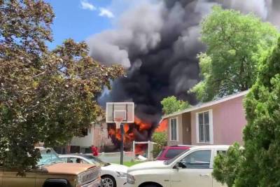 Опубликовано драматичное видео последствий падения самолета на жилые дома в США