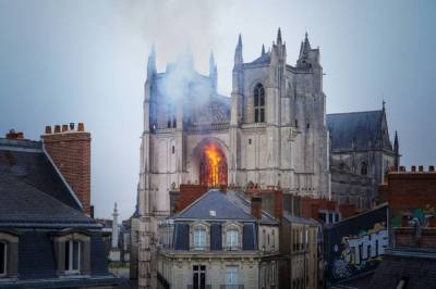 Во Франции нашли поджигателя собора в Нанте: Злоумышленник признался в преступлении