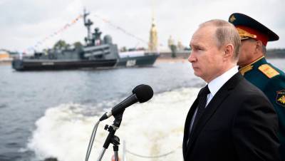 Путин обошел на катере парадную линию боевых кораблей в акватории Финского залива