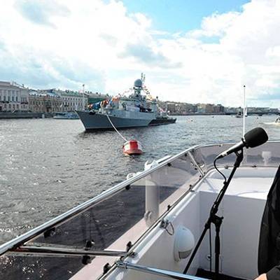Путин обошел на катере парадную линию боевых кораблей на Кронштадтском рейде