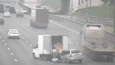 Легковушка протаранила фургон, сломавшийся на МКАД в Москве. Видео